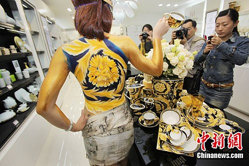 人体彩绘助阵顶级陶瓷展2