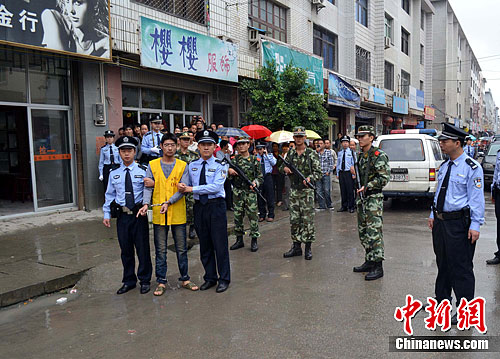 福州破特大金行抢劫案 犯罪嫌疑人指认现场(2)