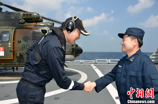 中国与新加坡海军特战队在武汉舰上交流2