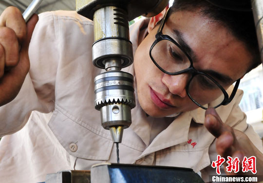 �㶫�Ƹ�ְ�������˶���͹����ҵ��ɫ