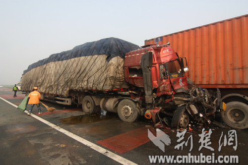 ���˸��ٷ���40��������ײ�¹ʣ�2��