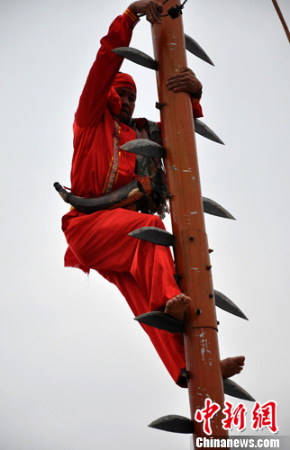 广西民族传统体育大赛 男子赤足"上刀山"