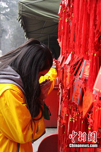 泰国华裔少年孔庙悬挂许愿牌祈福