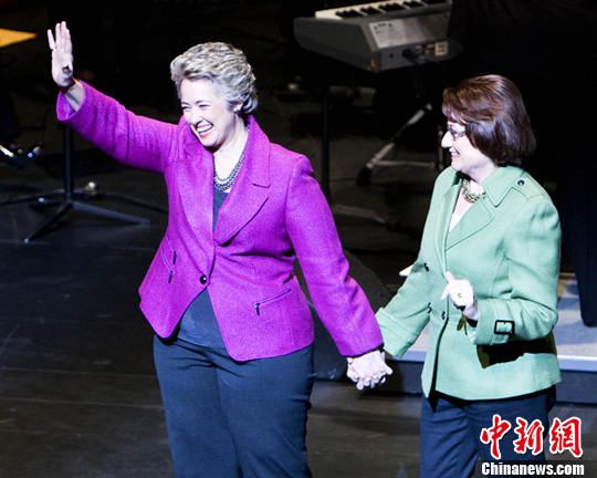 ��˹���г�����˿������Яͬ�԰������ľ�ְ��2��