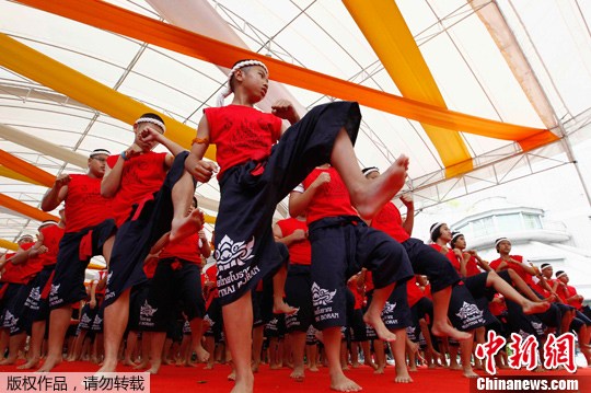 泰国泰拳练习者举行"拜师舞"仪式