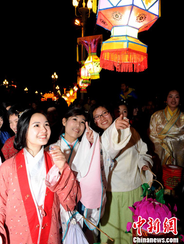 着汉服的年轻人夜赏福州元宵花灯