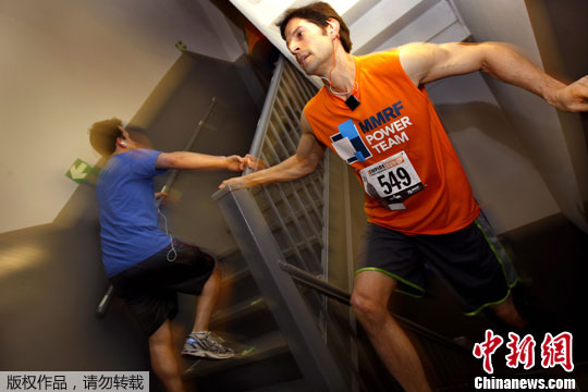 帝国大厦爬楼比赛举行 选手不畏严寒冒雪参赛(2)