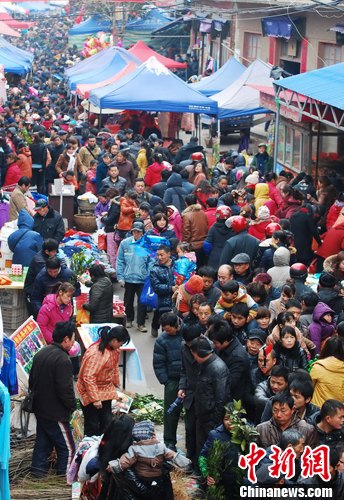 江西九江百年庙会人如潮 5万游人赶庙会