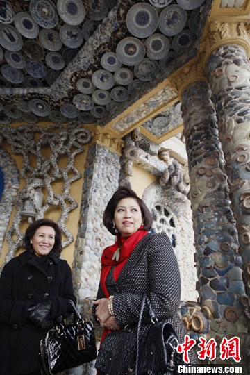 2月29日,印尼政治法律安全统筹部长夫人拉特娜·佐隔·苏延多(右)与