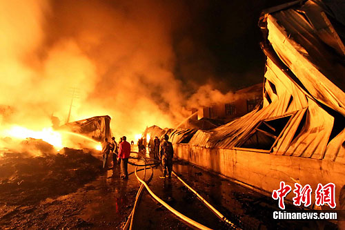 福州一鞋厂突发大火致厂房坍塌 幸无伤亡