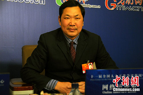 图为全国人大代表,湖北省监利县新沟镇交通村八组农民朱建华.