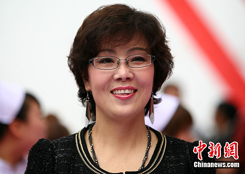 网络红人"蔷薇老妈"抵南京 声称要再次整容(3)