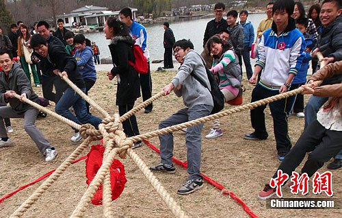 北京民众清明踏青玩拔河(2)