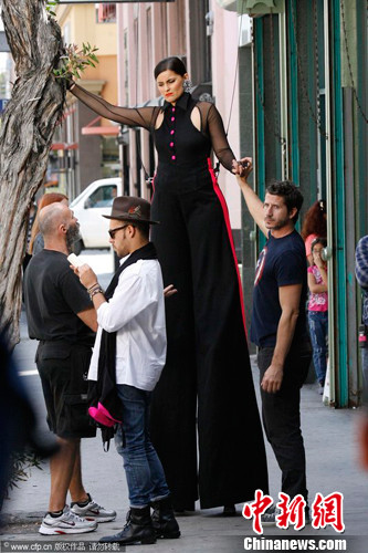 加拿大女歌手为拍mv不顾形象 无惧踩高跷似女巨人耍宝搞怪(2)