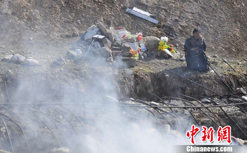 玉树民众祭奠亲人(2)