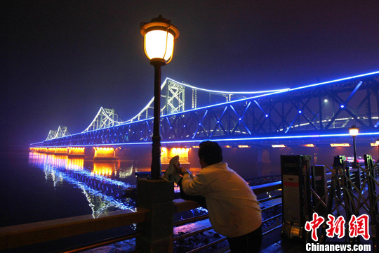 4月下旬,辽宁丹东市民在鸭绿江"中朝友谊大桥"边健身.