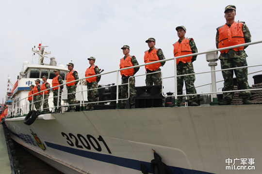 海警部队官兵进行舰载高射炮模拟演练(2)