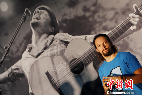 6月12日,格莱美新晋天王,绰号男巫的美国男歌手杰森·玛耶兹(jason