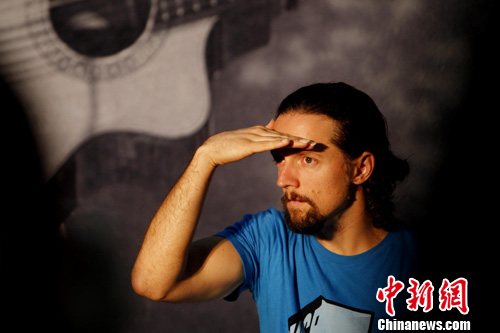 "男巫"杰森·玛耶兹首次在北京开唱(2)