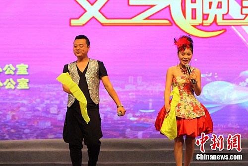 演员以二人转形式宣传禁毒.张瑶 摄