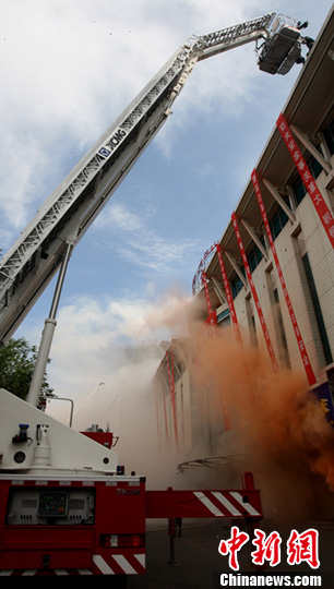 新疆克拉玛依举行重大火灾事故灭火疏散演习3