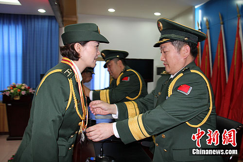 新疆边防为官兵颁发卫国戍边和国防服役纪念章(2)