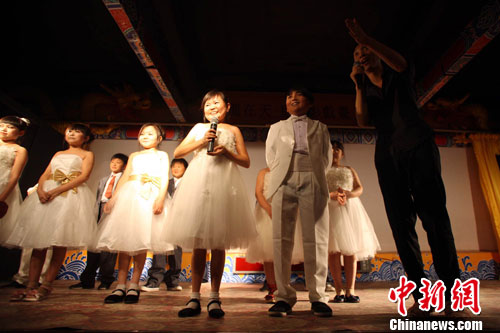 十对"袖珍人"情侣相约七夕