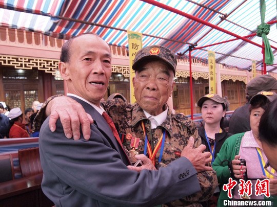 两岸退役将领腾冲拜谒远征军亡灵(3)