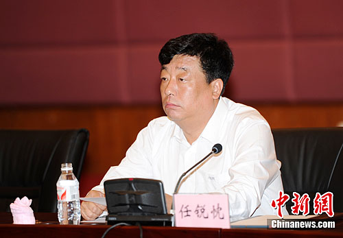 图为哈尔滨副市长任锐忱介绍事故调查情况.中新社发 刘长山 摄