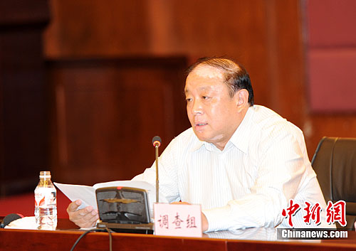 图为哈尔滨市安监局副局长刘新明宣布导致大桥垮塌的直接原因是4