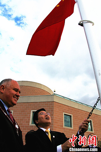 中国国庆日加拿大安省4城升中国国旗