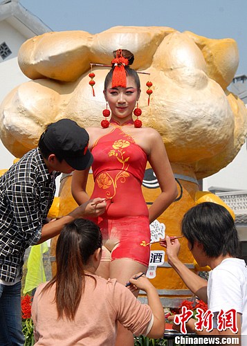 人体彩绘艺术走进桂林新农村