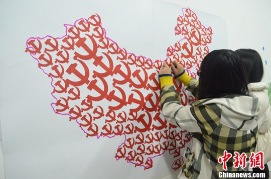 高校学子献礼十八大 剪党徽组中国地图