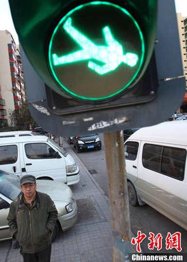 北京街头一红绿灯现故障 "小绿人"横着走(2)