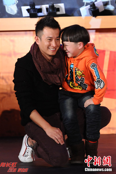 图为"小爸爸"文章,"大孩子"朱佳煜.中新社发 李学仕 摄