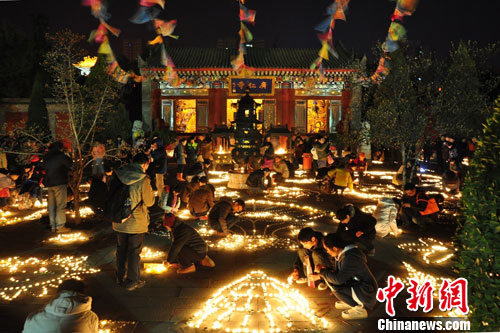 陕西唯一藏传寺院举行燃灯法会