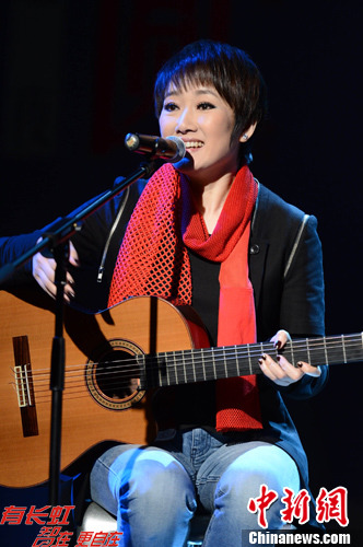 成方圆个唱发布会倾情弹唱 再忆"往日时光"-中新网