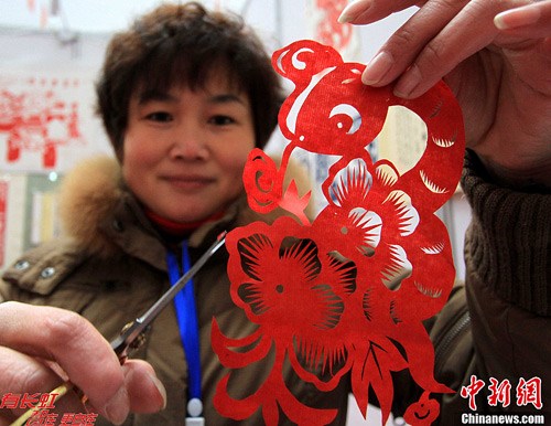 图为剪纸艺术家剪出吉祥蛇迎接2013年的到来.中新社发 韩苏原 摄