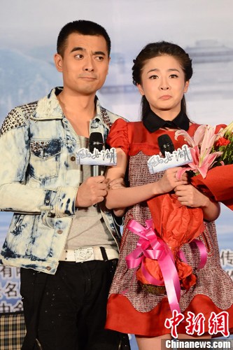 贡米受伤坐轮椅宣传《仙女湖》 与陈龙搞怪秀表情(2)