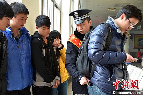 兰铁警方再现偷盗场景为旅客敲警钟