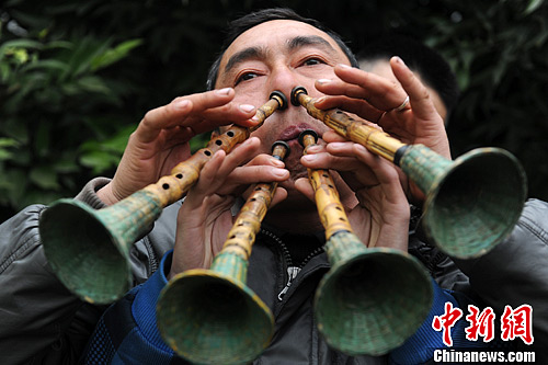 四川大竹农民唢呐队春节前夕为敬老院老人献绝技(3)