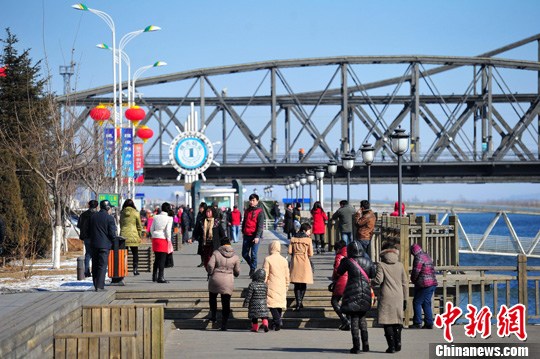 当日是大年初二,众多的游客在春节期间游览丹东边境,欣赏中朝两国风光