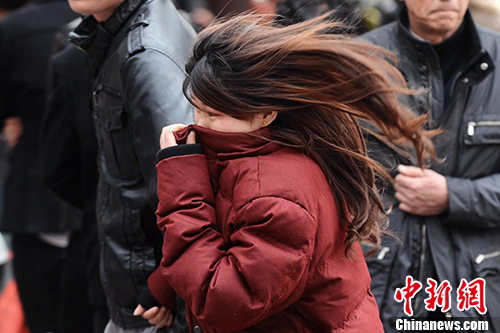 江苏扬州狂风大作气温骤降 当地居民直呼hold不住