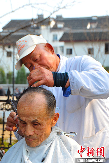 二月二剃龙头 江苏苏州街头传统剃头摊生意兴隆