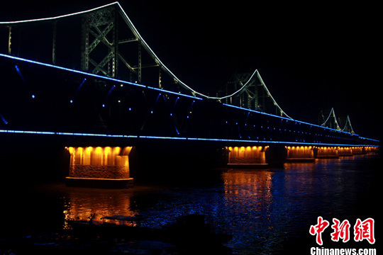 夜幕下的中朝边境鸭绿江畔