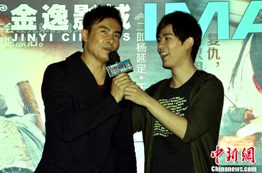 周渝民苏州宣传新片依旧搞怪 于波略显腼腆(2)