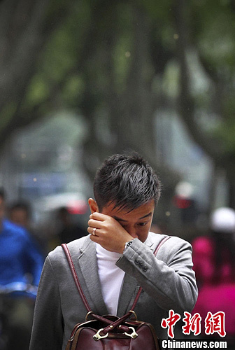 南京满城飘"毛毛" 市民出行不堪言(4)