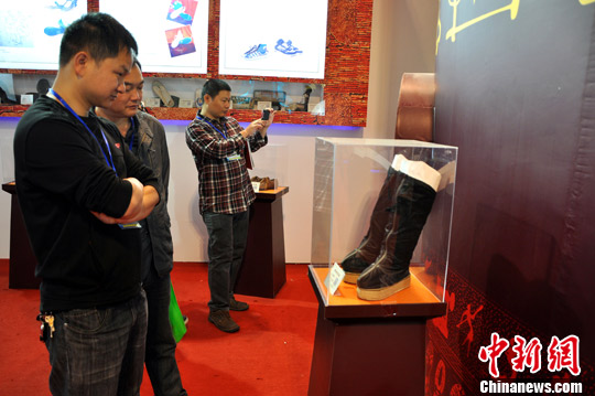 古代鞋履首次亮相"鞋博会" 三寸金莲成亮点(4)