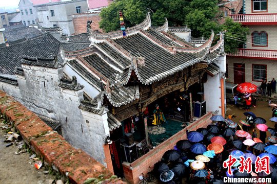 浒崦名分堂戏台整体建筑气势恢宏,赣剧表演吸引了众多戏迷.程万海 摄