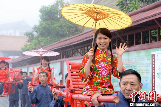 川东民俗"滑竿抬幺妹"大赛浓情上演